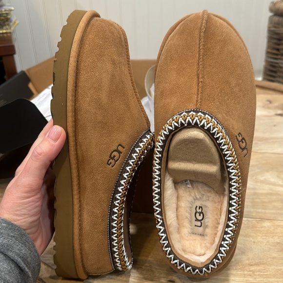 UGG Tasman Slippers. NWT. Size EU 42
In box. Never worn. - Picture 5 of 6